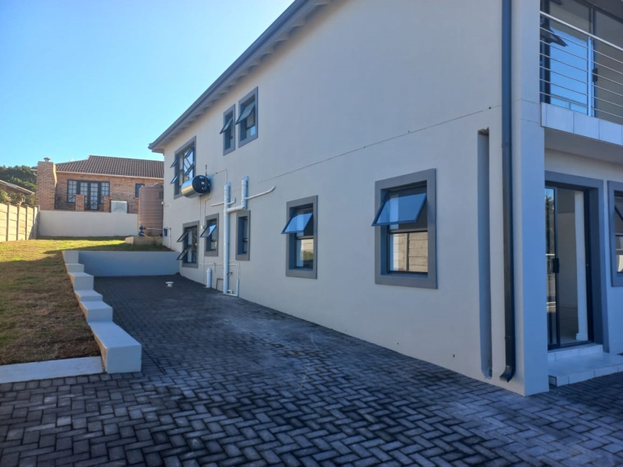 To Let 5 Bedroom Property for Rent in Wavecrest Eastern Cape